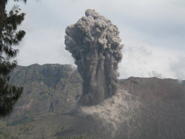Mount Baru Jari eruption on Saturday, May 2, 2009, at 05: 00 am with Air Asia Group, Mount Rinjani package 5 day 4 night