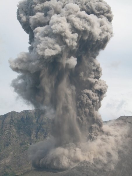 Mount Baru Jari eruption on Saturday, May 2, 2009, at 05: 00 am with Air Asia Group, Mount Rinjani package 5 day 4 night