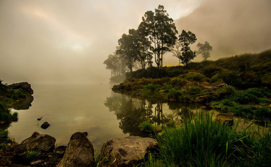 Gambar di atas photo Danau Segara Anak ketinggian 2000 meter Gunung Rinjani
