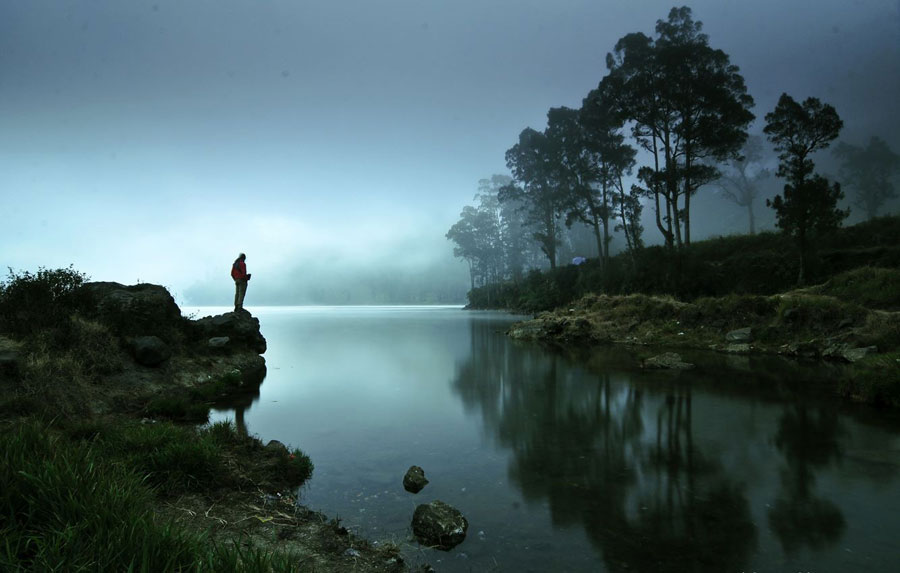 Gambar di atas photo Danau Segara Anak ketinggian 2000 meter Gunung Rinjani