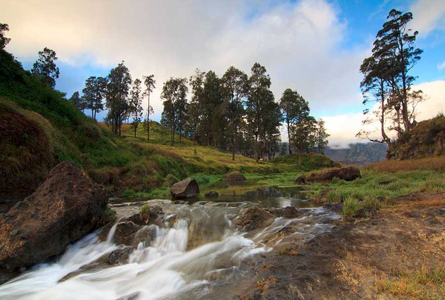 Gambar di atas photo Danau Segara Anak ketinggian 2000 meter Gunung Rinjani