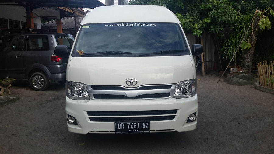 Mobil Hiace dengan 16 kursi