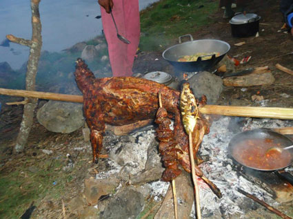 Persiapan pesta kambing guling di Danau Segara Anak Gunung Rinjani