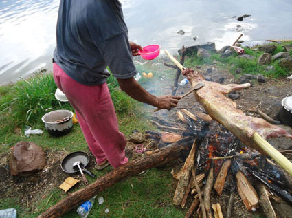 Persiapan pesta kambing guling di Danau Segara Anak Gunung Rinjani