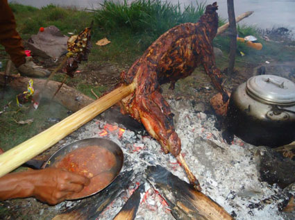 Persiapan pesta kambing guling di Danau Segara Anak Gunung Rinjani