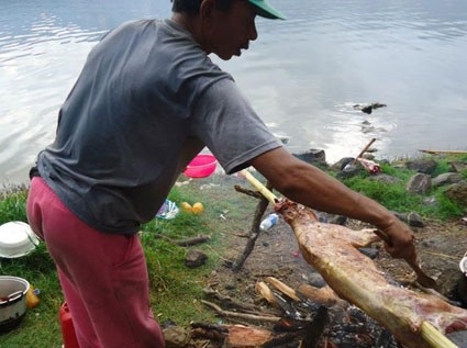 Persiapan pesta kambing guling di Danau Segara Anak Gunung Rinjani