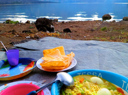 Sup mie telur dan sayur Gunung Rinjani
