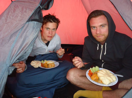 Persiapan makan malam untuk tamu di Pos Gunung Rinjani