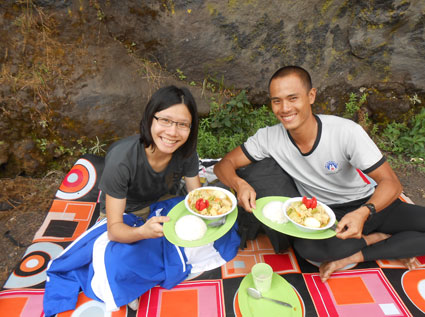Persiapan makan siang untuk tamu di Pos Gunung Rinjani